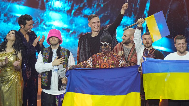 L'Orchestre Kalush d'Ukraine célèbre après avoir remporté la Grande Finale du Concours Eurovision de la chanson à l'arène Palaolimpico, à Turin, en Italie, le samedi 14 mai 2022. (AP Photo/Luca Bruno)