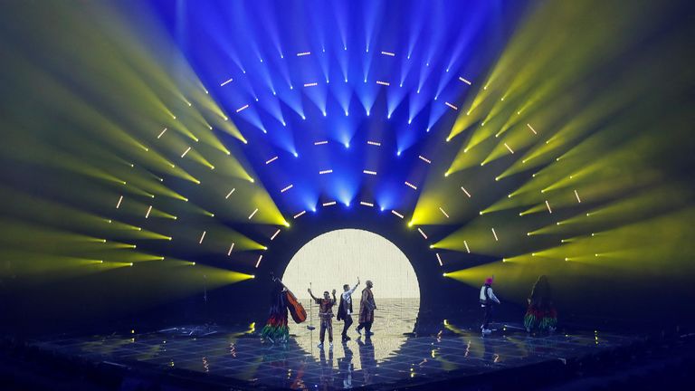 L'Orchestre Kalush d'Ukraine se produit lors de la première demi-finale du Concours Eurovision de la chanson 2022 à Turin, Italie, le 10 mai 2022. REUTERS/Yara Nardi