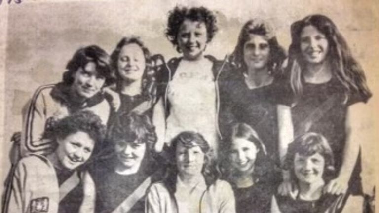 Kay Burley (en haut à droite) et sa sœur Jacqueline (deuxième à droite en bas) avec le club de course Wigan Harriers