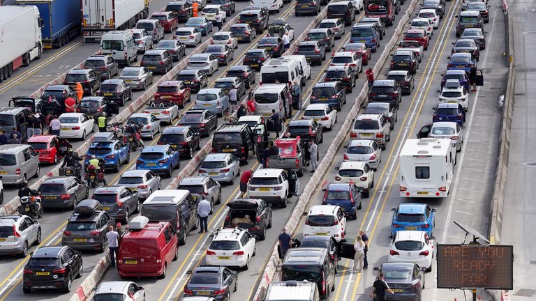 Files d'attente de trafic de fret et de vacances au port de Douvres dans le Kent.  Date de la photo : vendredi 27 mai 2022.