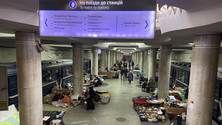 Harkov'da insanlar Rus saldırılarından korunmak için yer altındaki tren istasyonlarında yaşıyor.
