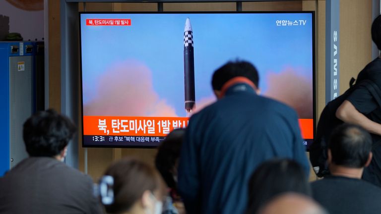 İnsanlar, 4 Mayıs 2022 Çarşamba, Güney Kore'nin Seul kentindeki bir tren istasyonunda, Kuzey Kore'nin füzesini dosya görüntüleri ile bildiren bir haber programını gösteren bir TV ekranını izliyor. Kuzey Kore, doğu sularına doğru bir balistik füze fırlattı Çarşamba günü, Güney Koreli ve Japon yetkililer, Kuzey Kore lideri Kim Jong Un'un nükleer cephaneliğini mümkün olan en hızlı şekilde güçlendirme sözü vermesinden günler sonra... ve bunları rakiplerine karşı kullanmakla tehdit ettiğini söyledi.  (AP Fotoğrafı/Lee Jin-man) PIC:AP