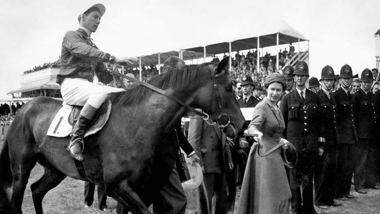 Lester Piggott, avec la reine, sur son vainqueur des Oaks, Carrozza, en 1957