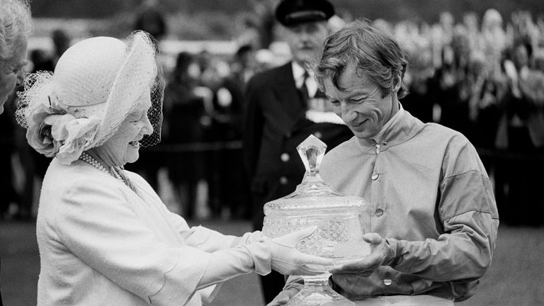Lester Piggott recevant le trophée Ritz Club des mains de la reine mère en 1981