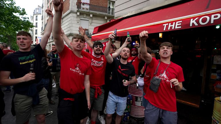 Les fans de Liverpool posent pour une photo au Kop Bar à Paris avant la finale de l'UEFA Champions League de samedi au Stade de France, à Paris.  Date de la photo : jeudi 26 mai 2022.