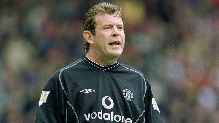 Football - FA Carling Premier League , Manchester United v Coventry City - 14/4/01 Manchester United&#39;s new goalkeeper Andy Goram Mandatory Credit:Action Images/John Sibley
