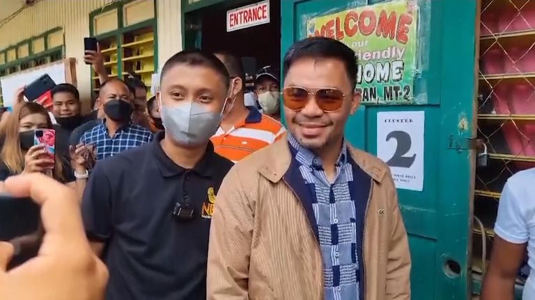 Manny Pacquiao se rend au bureau de vote pour voter