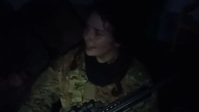 Bu görüntü, Ukraynalı askerlerin Mariupol'daki Azovstal çelik fabrikasının altında şarkı söylediğini gösteriyor.  Sky News, videonun tarihini ve yerini doğrulayamadı.  Söylenmekte olan şarkı Ukrayna Milliyetçilerinin Martı