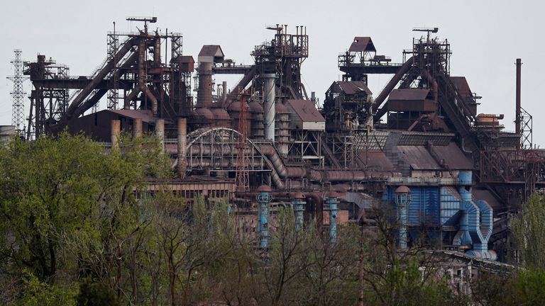 2 Mayıs 2022, Ukrayna'nın güney liman kenti Mariupol'daki Ukrayna-Rusya ihtilafı sırasında Azovstal Iron and Steel Works fabrikasının bir görüntüsü. REUTERS/Alexander Ermochenko