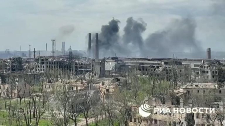 Sebuah bom meledak di pabrik baja Azovstal di Mariupol. 