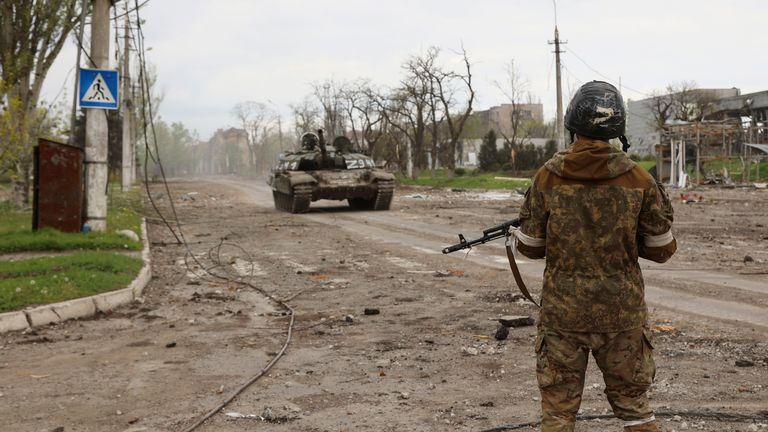 Milisi Republik Rakyat Donetsk berdiri di sebuah pos pemeriksaan di Mariupol, di wilayah di bawah pemerintahan Republik Rakyat Donetsk.  Ukraina Timur, Rabu, 4 Mei 2022 (AP foto/Alexei Alexandrov).