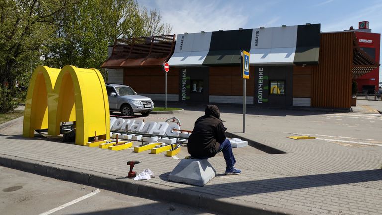  dismantled McDonald&#39;s Golden Arches after the logo signage was removed from a drive-through restaurant of McDonald&#39;s in Khimki outside Moscow