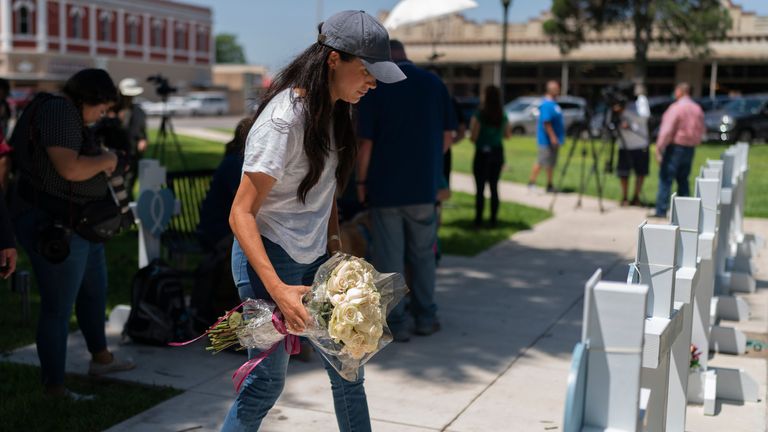 Meghan Markle, Herzogin von Sussex, besucht am Donnerstag, den 26. Mai 2022, eine Gedenkstätte mit Blumen, um die Opfer zu ehren, die diese Woche bei der Schießerei in der Grundschule in Uvalde, Texas, getötet wurden.  (AP Photo/Jae C. Hong)