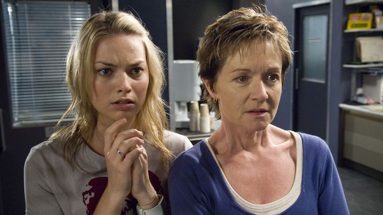 Margot Robbie dans le rôle de Donna Freedman, Jackie Woodburne dans le rôle de Susan Kennedy dans Neighbours en 2009. Fremantle Media/Shutterstock