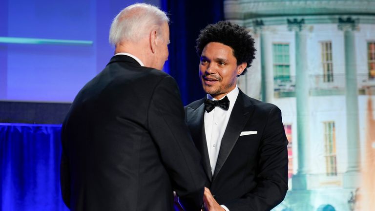 Trevor Noah, host of Comedy Central...s ...The Daily Show,... speaks with President Joe Biden at the annual White House Correspondents&#39; Association dinner, Saturday, April 30, 2022, in Washington. (AP Photo/Patrick Semansky)