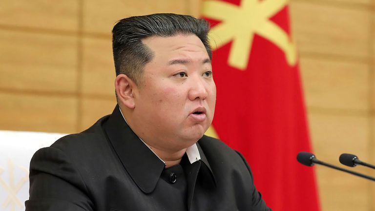Kuzey Kore hükümeti tarafından sağlanan bu fotoğrafta, Kuzey Kore lideri Kim Jong Un, 15 Mayıs 2022 Pazar günü Kuzey Kore'nin Pyongyang kentinde bir acil danışma toplantısına katıldı. Kuzey Kore hükümeti.  Bu görüntünün içeriği sağlandığı gibidir ve bağımsız olarak doğrulanamaz.  Kaynak tarafından sağlanan resimde Korece filigranı şöyle yazıyor: "KKNA" Kore Cent'in kısaltması olan