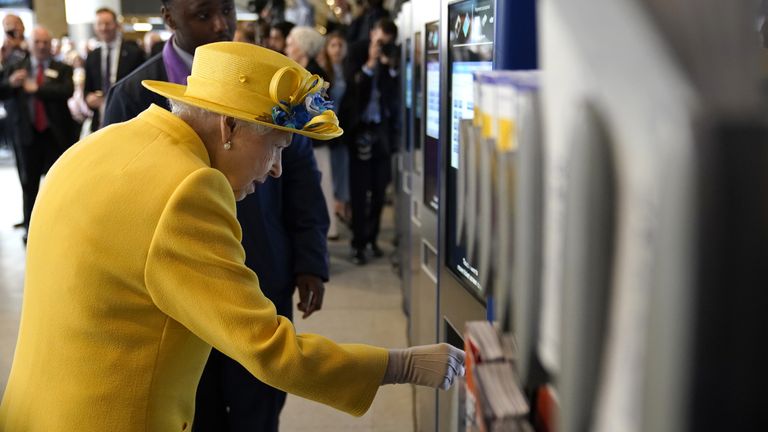 Queen Elizabeth II using a oyster card machine at Paddington station in London, to mark the completion of London's Crossrail project. Picture date: Tuesday May 17, 2022.

