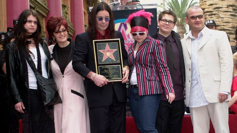 Aimee Osbourne (paling kiri) bersama keluarganya yang terkenal pada tahun 2002. Kredit: AP