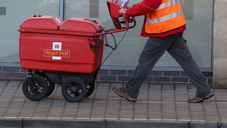 Royal Mail dice que los trabajadores postales sufrieron más de 1.600 ataques de perros el año pasado  Noticias del Reino Unido