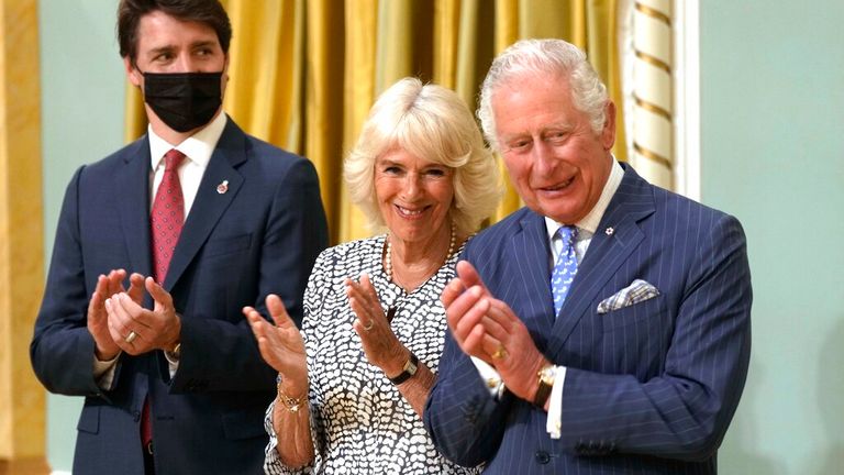 Kraliyet ailesi, Başbakan Trudeau ile birlikte resmedildi (solda).  Resim: AP