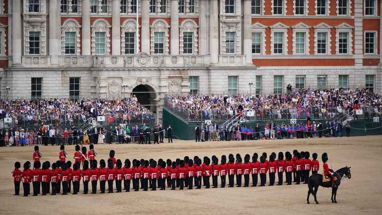 Vista general de Colonel's Review, el ensayo final de Trooping the Colour, el desfile anual de cumpleaños de la Reina, en Horse Guards Parade en Londres.  Imagen fecha: sábado 28 de mayo de 2022.