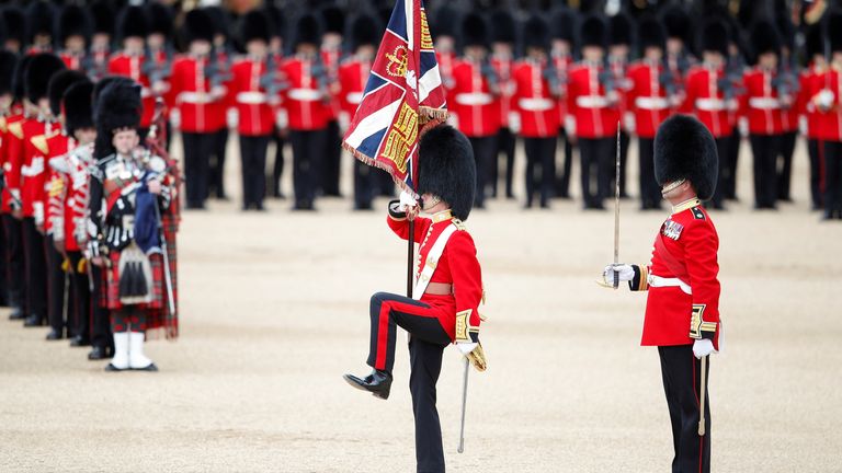 Le prince William supervisant les dernières répétitions de Trooping the Colour.