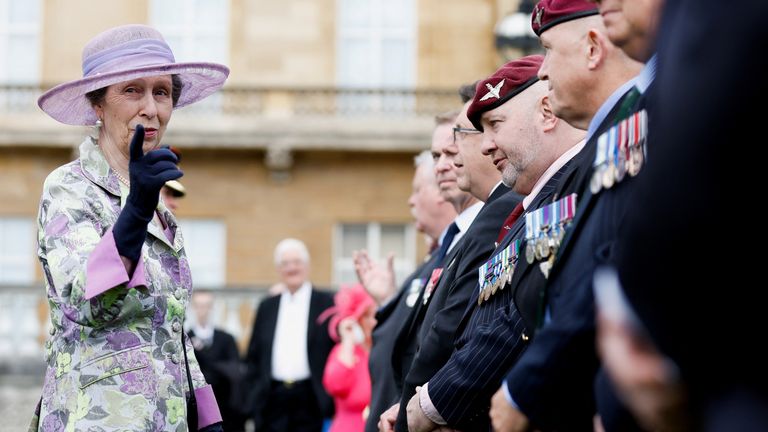 La Princesa Real se reúne con los veteranos en la fiesta anual en el jardín de la Asociación Not Forgotten en el Palacio de Buckingham en Londres.  Imagen fecha: jueves 12 de mayo de 2022.

