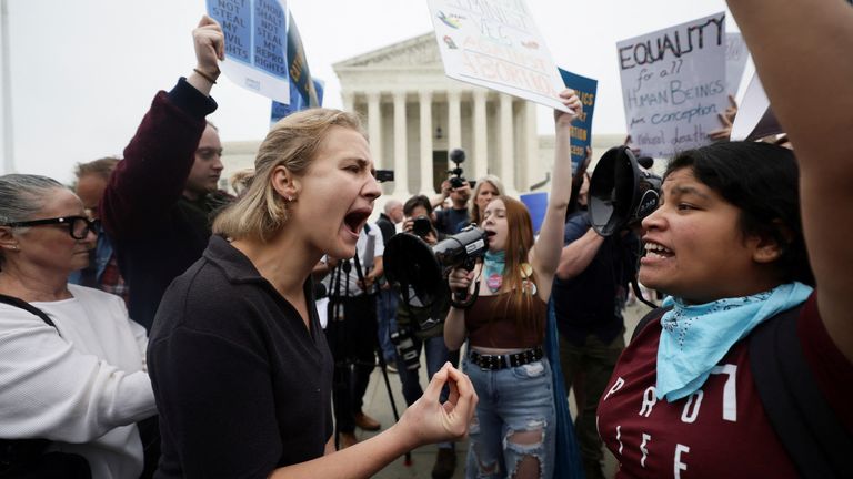 Pro-abortion and anti-abortion demonstrators protest outside the U.S. Supreme Court after the leak of a draft majority opinion written by Justice Samuel Alito preparing for a majority of the court to overturn the landmark Roe v. Wade abortion rights decision later this year, in Washington, U.S., May 3, 2022. REUTERS/Evelyn Hockstein
