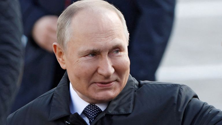 Ukraine war: Ex-British spy and Russia expert Christopher Steele backs claims Vladimir Putin is ill | World News | Sky News