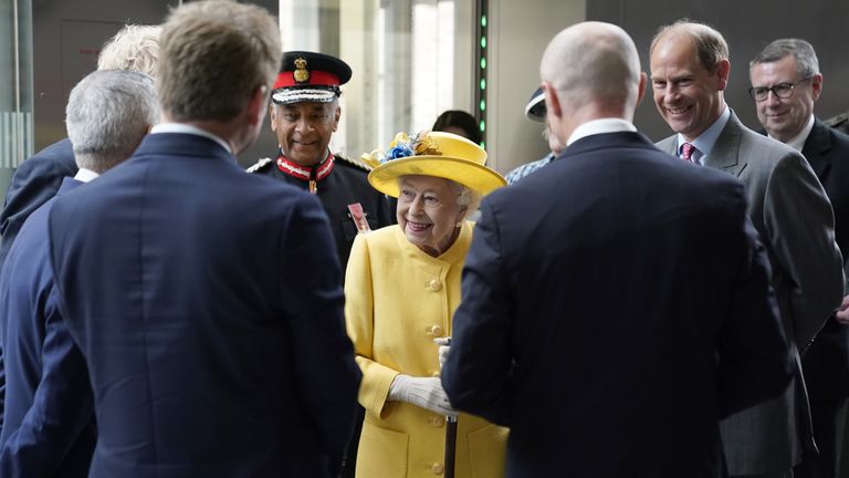 Queen Elizabeth II and The Earl of Wessex meet staff who have been key to the Crossrail project, as well as Elizabeth Line staff who will be running the railway, including apprentices, drivers, and station staff at Paddington station in London, to mark the completion of London&#39;s Crossrail project. Picture date: Tuesday May 17, 2022.
