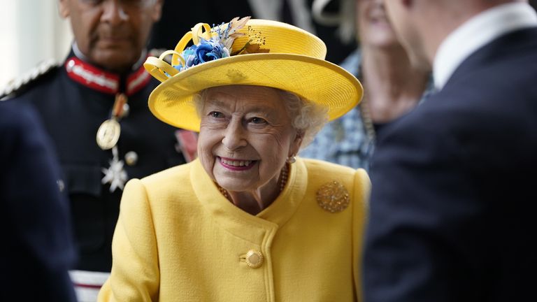 الملكة إليزابيث الثانية في محطة بادينغتون في لندن للاحتفال باستكمال مشروع السكك الحديدية المتقاطعة في لندن.  تاريخ الصورة: الثلاثاء 17 مايو 2022.