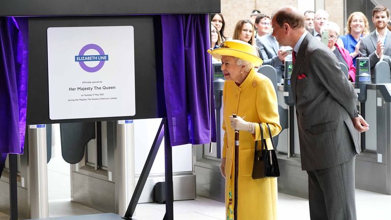 كشفت الملكة إليزابيث الثانية وإيرل أوف ويسيكس النقاب عن لوحة في محطة بادينغتون بلندن بمناسبة الانتهاء من مشروع Crossrail في لندن.  تاريخ الصورة: الثلاثاء 17 مايو 2022.