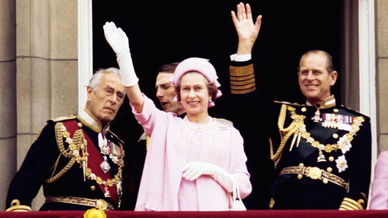 Fotografia e dosjes e datës 7/6/1977 e, nga e majta, Earl Mountbatten i Birmanisë, Mbretëresha Elizabeth II dhe Duka i Edinburgut duke valëvitur nga ballkoni i Pallatit Buckingham pas procesionit të Jubileut të Argjendtë. Data e lëshimit: e diel 30 janar 2022.