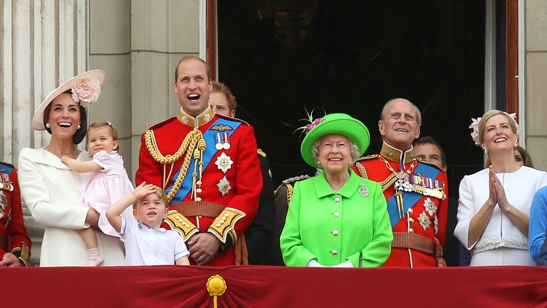 11/06/16 e Mbretëreshës Elizabeth II duke u bashkuar me anëtarët e familjes mbretërore, duke përfshirë Dukën dhe Dukeshën e Kembrixhit me fëmijët e tyre Princeshën Charlotte dhe Princin George, në ballkonin e Pallatit Buckingham, në qendër të Londrës pasi morën pjesë në ceremoninë e Trooping the Color si Mbretëresha feston ditëlindjen e saj zyrtare. I