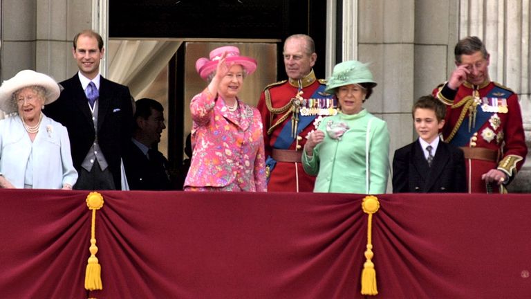 Mbretëresha (C) përshëndet në ballkonin e Pallatit Buckingham, Londër, për ceremoninë e Trupave të Ngjyrave. (LR) Kontesha e Wessex, Nëna Mbretëreshë, Earl of Wessex, Duka i Edinburgh, Princesha Margaret dhe Princi i Uellsit.
