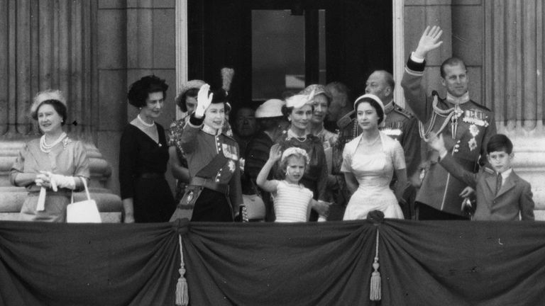 1957: Nga e majta në të djathtë; Nëna Mbretëreshë, Dukesha e Kentit, Mbretëresha, Princesha Anne, Dukesha e Gloucesterit, Princesha Royal, Princesha Margaret, Duka i Gloucesterit, Duka i Edinburgut dhe Princi Charles