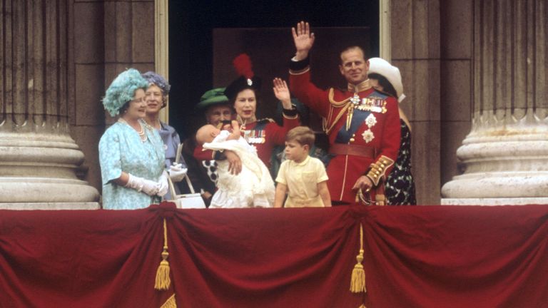 1964: Mbretëresha Elizabeth II në ballkonin e Pallatit Buckingham, duke mbajtur djalin 12-javor Princ Eduard pas ceremonisë së Trooping the Color. Nga e majta në të djathtë, Nëna Mbretëreshë, Mbretëresha, Princi Andrew dhe Duka i Edinburgut.