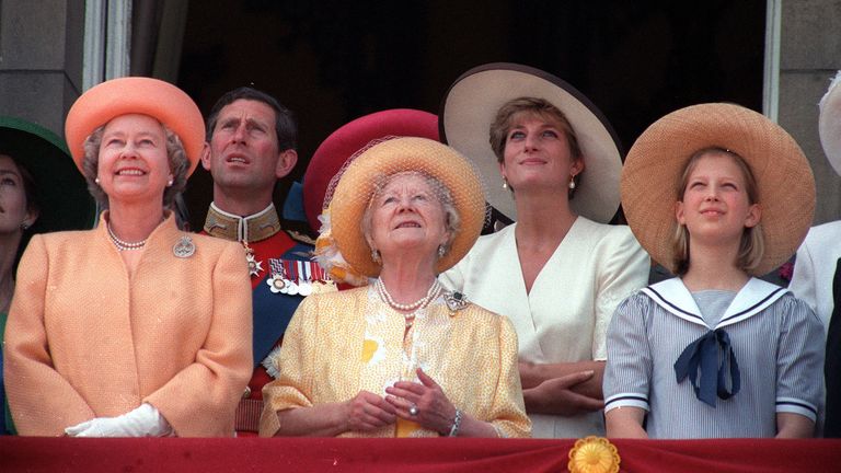 Katër breza të familjes mbretërore, LR: Mbretëresha, Princi i Uellsit, Nëna Mbretëreshë, Princesha e Uellsit dhe Zonja Gabriella Windsor, vajza e Princit të Kentit.