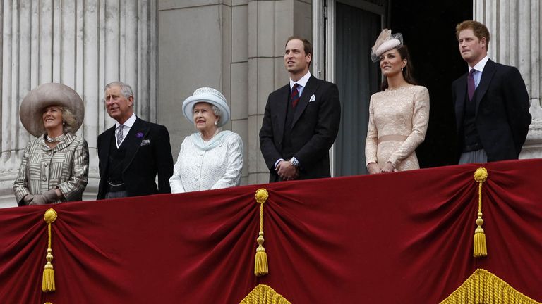 (majtas - djathtas) Camilla, Dukesha e Cornwall-it, Princi Charles, Mbretëresha Elizabeth II, Princi William, Catherine, Dukesha e Kembrixhit dhe Princi Harry qëndrojnë në ballkonin e Pallatit Buckingham gjatë festimeve të Jubileut të Diamantit në Londrën qendrore.