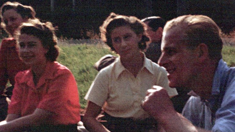 La princesse Elizabeth, à gauche, la princesse Margaret, au centre, et le prince Philip se détendent pour un pique-nique à Balmoral en 1946. 