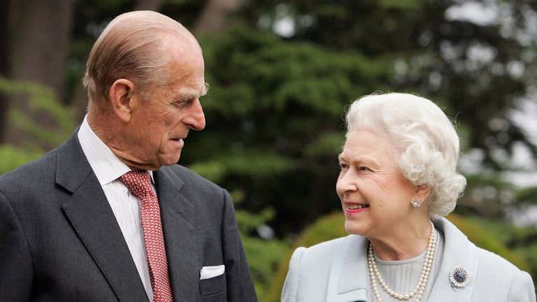 La reina y el príncipe Felipe en Broadlands, Hampshire, para su aniversario de bodas de diamantes en 2007
