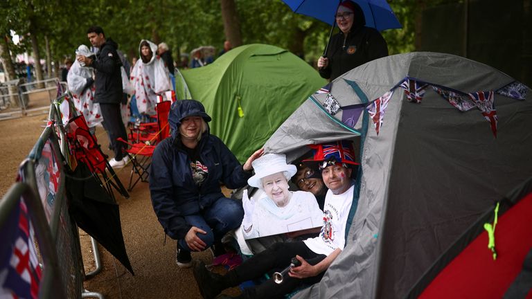 L'ammiratore reale John Lovery posa con un ritratto della Regina Elisabetta, nella sua tenda da campeggio fuori Buckingham Palace per celebrare il Giubileo di platino della Regina, a Londra, Gran Bretagna, il 31 maggio 2022. REUTERS/Henry Nichols