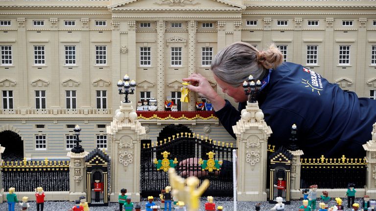 Il modello Legoland Paula Young posa per una foto mentre completa una scena del modello a Buckingham Palace, a Legoland a Windsor, Gran Bretagna, il 31 maggio 2022. REUTERS/Peter Nichols