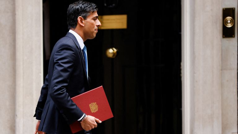 British Chancellor of the Exchequer Rishi Sunak leaves Downing Street, in London, Britain, May 26, 2022. REUTERS/John Sibley
