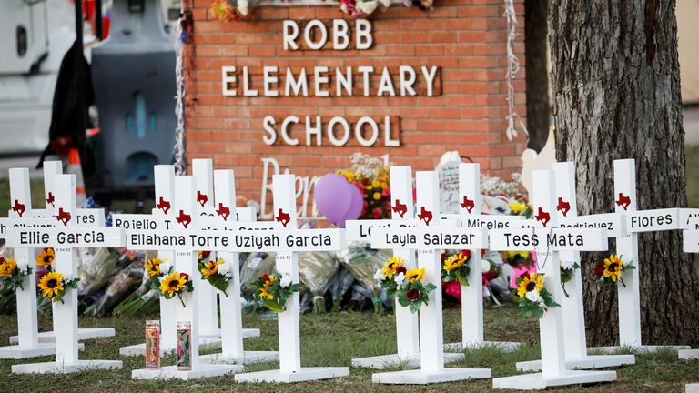 Des croix avec les noms des victimes d'une fusillade dans une école sont photographiées à un mémorial à l'extérieur de l'école élémentaire Robb, après qu'un homme armé a tué dix-neuf enfants et deux enseignants, à Uvalde, Texas, États-Unis le 26 mai 2022. REUTERS/Marco Bello
