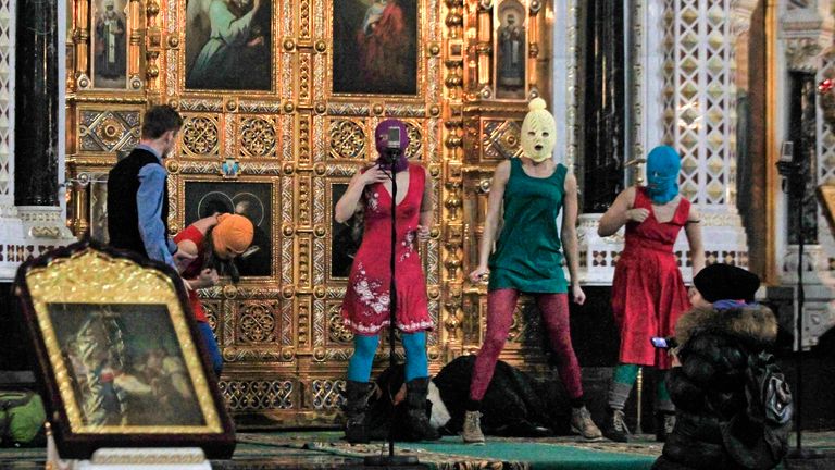 DOSYA - 21 Şubat 2012 Salı dosya fotoğrafında Rus radikal feminist grubun üyeleri, Rusya'nın Moskova kentindeki Kurtarıcı İsa Katedrali'nde Rusya Başbakanı Vladimir Putin'e karşı dua ediyor.  Moskova'daki bir mahkemenin Pussy Riot adlı punk grubunun iki üyesini hapse göndermesinden beş yıl sonra, Maria Alekhina ve Nadezhda Tolokonnikova, hapishanedeki çilelerini yaratıcı bir ilham kaynağı olarak kullanıyorlar.(AP Photo/Sergey Ponomarev, dosya)                                                                                                                                                                                                                                                                                  