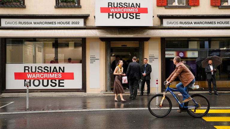 La soi-disant maison russe des crimes de guerre aux côtés du Forum économique mondial à Davos, en Suisse, le dimanche 22 mai 2022. Photo: AP