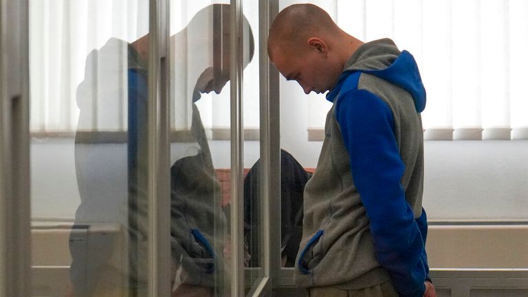 Rus Çavuş.  Vadim Shishimarin, 19 Mayıs 2022 Perşembe günü Ukrayna'nın Kiev kentindeki bir duruşma sırasında mahkemede bulunuyor. Ukrayna'da savaşın başlamasından bu yana ilk savaş suçları davasıyla karşı karşıya olan 21 yaşındaki Rus askeri, Perşembe günü ifade verdi. iki polis memuru ve kurbanının dul eşinden kendisini affetmesi için yalvardı.  (AP Fotoğrafı/Roma Hrytsyna)