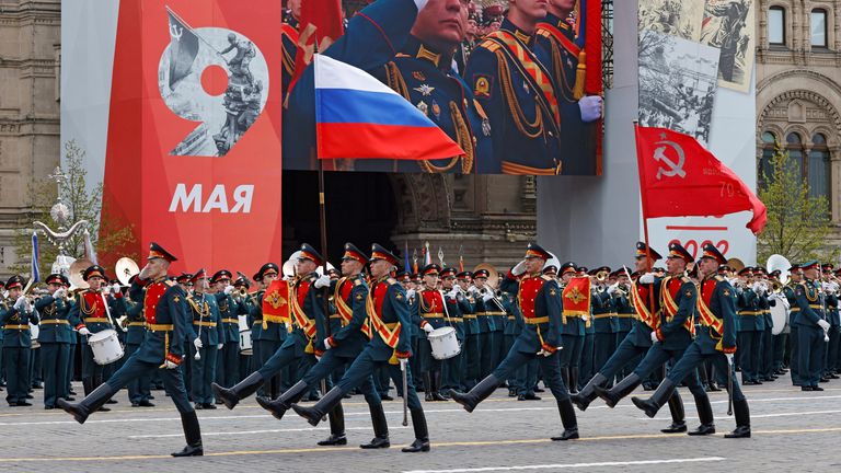 Rus askerleri, İkinci Dünya Savaşı'nda Nazi Almanyası'na karşı kazanılan zaferin 77. yıldönümü münasebetiyle Zafer Günü'nde, 9 Mayıs 2022'de Moskova'nın merkezindeki Kızıl Meydan'da düzenlenen askeri geçit törenine katılıyor. REUTERS/Maxim Shemetov