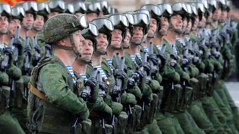 Anggota militer Rusia berbaris selama parade militer pada Hari Kemenangan, peringatan 77 tahun kemenangan atas Nazi Jerman dalam Perang Dunia II, di Lapangan Merah di Moskow tengah, Rusia, 9 Mei 2022. REUTERS/Maxim Shemetov